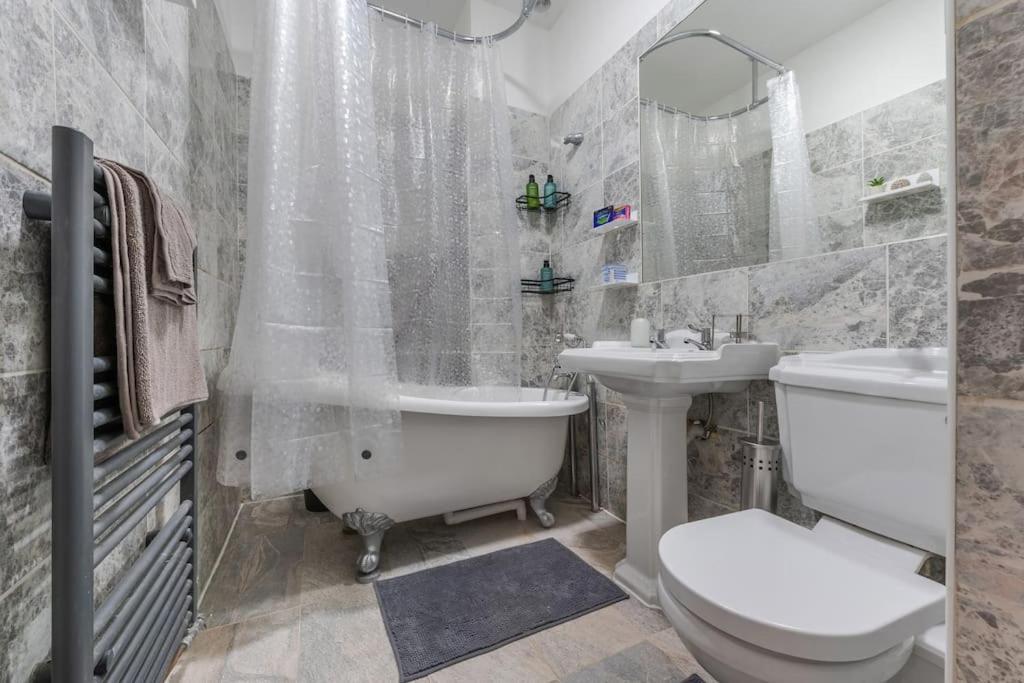 Spacious And Modern Duplex With Garden * Londra