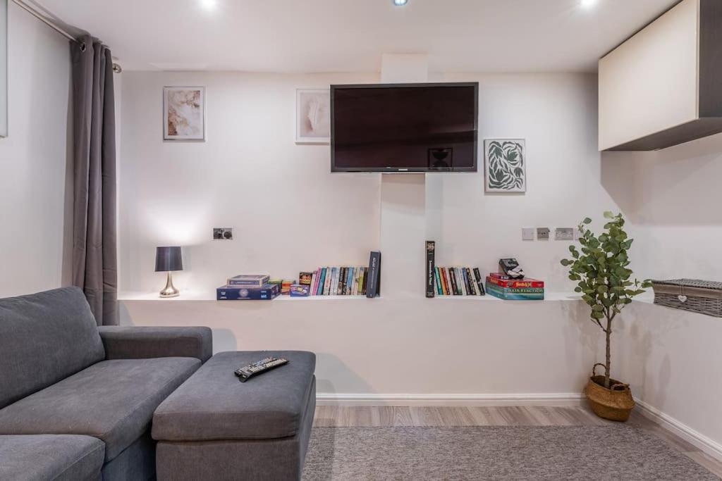 Spacious And Modern Duplex With Garden Londra