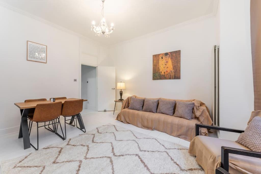 Spacious And Modern Duplex With Garden