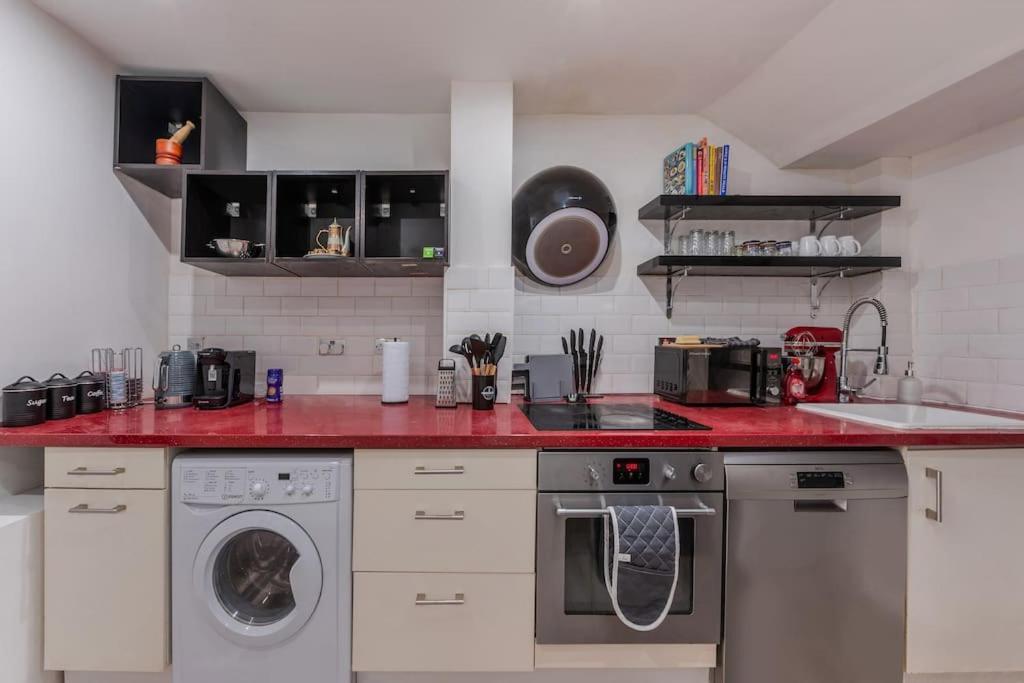 Spacious And Modern Duplex With Garden *