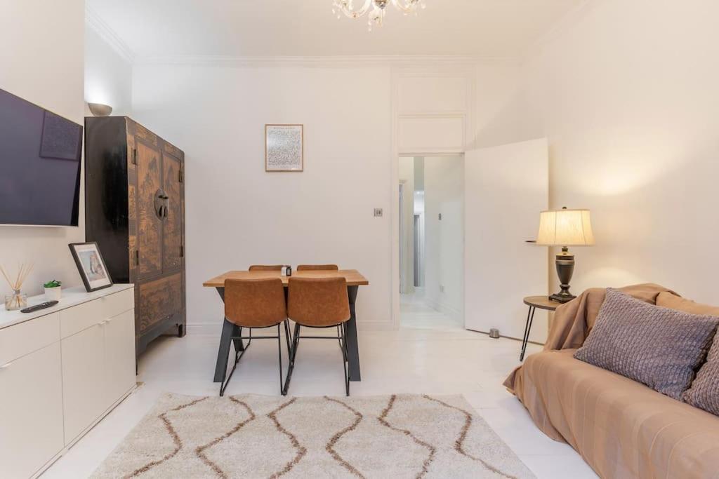 Spacious And Modern Duplex With Garden *
