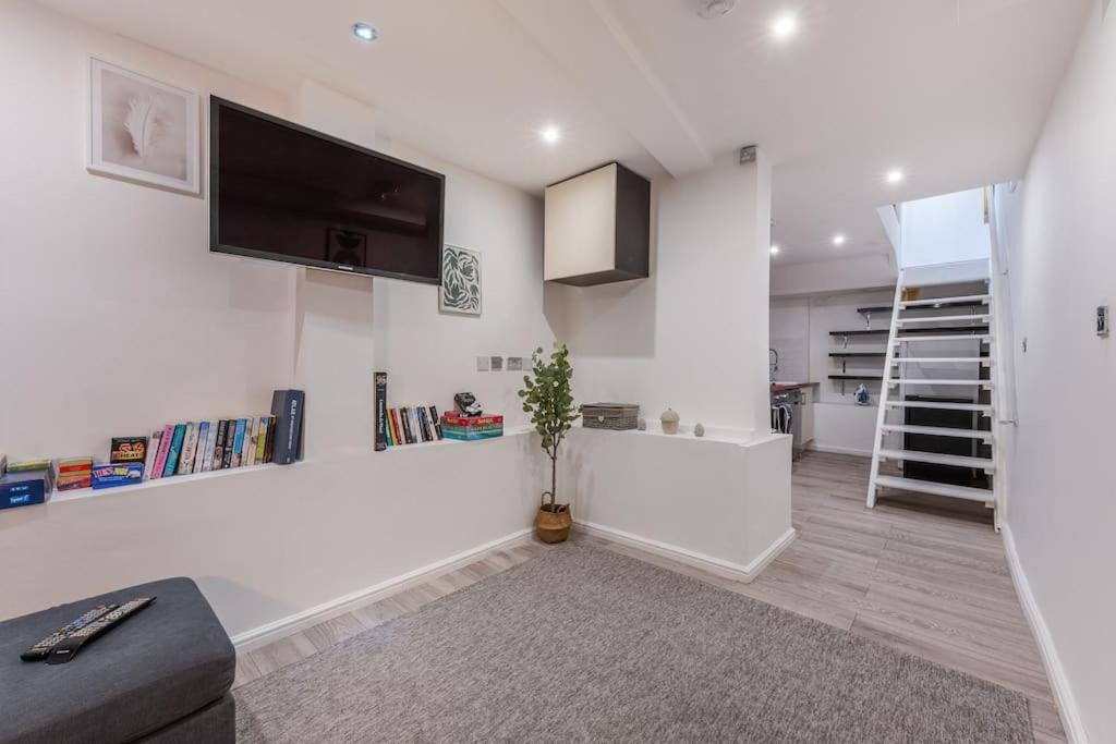 Spacious And Modern Duplex With Garden * Londra